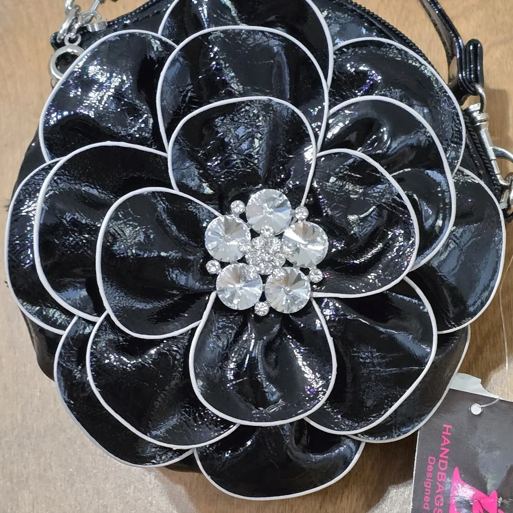 Elegant Black Floral Crossbody Bag - Picture 5 of 7